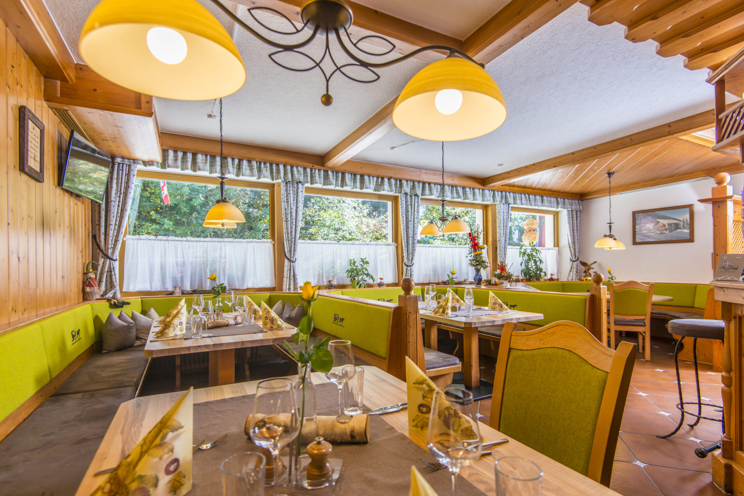 gemütliches Restaurant mit viel Holz