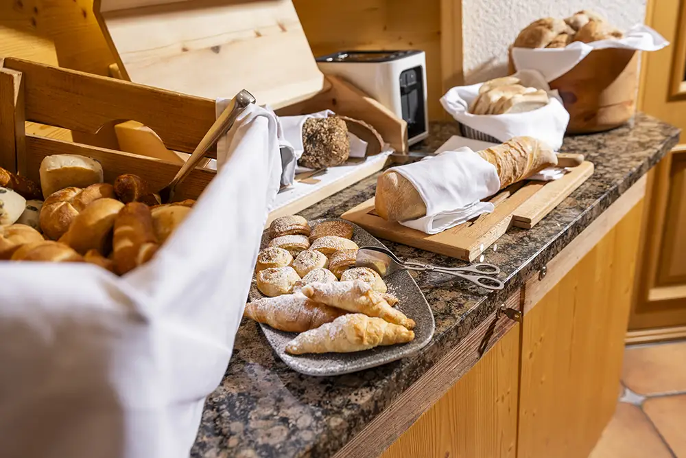 frisches Brot und Gebäck zum Frühstück