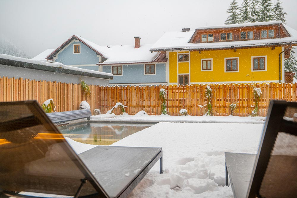 Blick auf Biopool mit Schnee