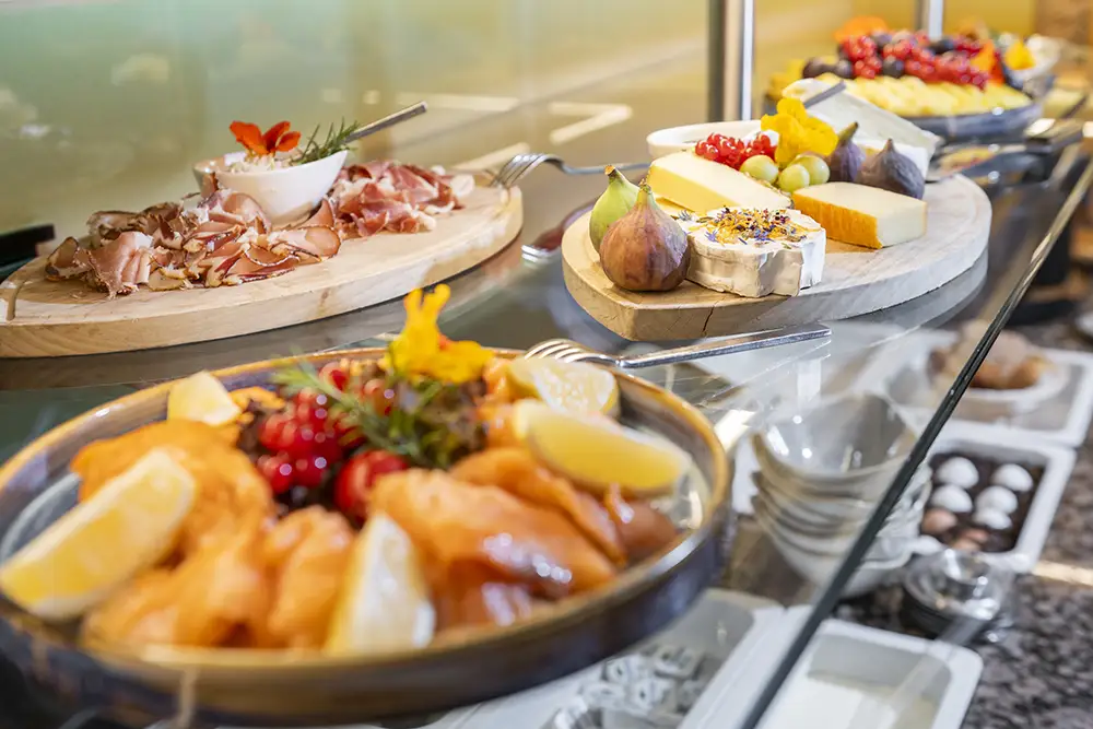 umfangreiches Frühstücksbuffet im Hotel AlpinSpa Zur Post